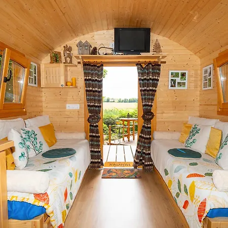 Holiday home Roulotte Les Deux Geais *